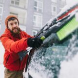 Sturmwarnung für fast ganz nrw: sturmböen bis 95 km/h am freitag möglich 2026 - iustitia. Bg - gerechtigkeit Ein mann fegt frost von einer autoscheibe.