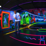 Sturmwarnung für fast ganz nrw: sturmböen bis 95 km/h am freitag möglich 2026 - iustitia. Bg - gerechtigkeit Ein mann spielt schwarzlicht-minigolf in hagen (nrw).