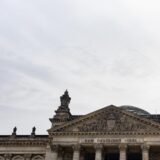 Tag der deutschen einheit: kann man am 3. Oktober in den niederlanden einkaufen? 2026 - iustitia. Bg - gerechtigkeit Eine deutschland-fahne weht am tag der deutschen einheit vor dem reichstag.