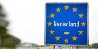 Tag der deutschen einheit: kann man am 3. Oktober in den niederlanden einkaufen? 2026 - iustitia. Bg - gerechtigkeit Nederland steht auf einem schild an der grenze zwischen den niederlanden und deutschland.