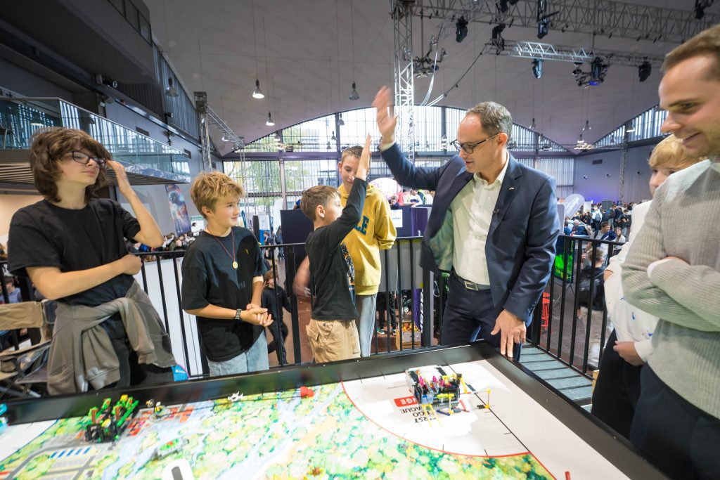 Arena tehnologij ko tehnologija ni več samo na zaslonu: več kot 5. 000 mladih danes od blizu spoznava slovensko znanje 2026 tehnologija samo zaslonu kot 000 mladih danes blizu spo 3 arena tehnologij na gospodarskem razstavišču v ljubljani je danes potekala tretja arena tehnologij, ki jo organizira tehnološki park... Iustitia. Bg ko tehnologija ni več samo na zaslonu: več kot 5. 000 mladih danes od blizu spoznava slovensko znanje 2026 2026-10-21 22:03:55 pravosodje - iustitia. Bg arena tehnologij