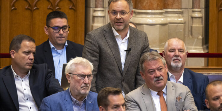 A jövő héten döntenek Orbán Balázs parlamenti mandátumáról 2026