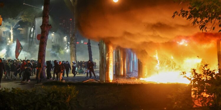 Tirana lángol, estig sem álltak le sem a tüntetés után romboló és gyújtogató diákok, sem a keményen reagáló rendőrök 2026