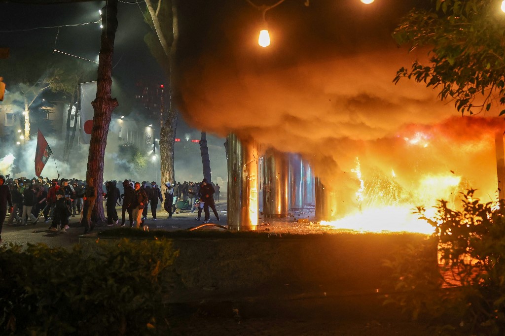 Tirana lángol estig tirana lángol, estig sem álltak le sem a tüntetés után romboló és gyújtogató diákok, sem a keményen reagáló rendőrök 2026 tirana ngol estig sem lltak sem ntet rombol jtogat kok tirana lángol estig egész napos ostromállapot alakult ki tiranában, az albán fővárosban, miután... Iustitia. Bg tirana lángol, estig sem álltak le sem a tüntetés után romboló és gyújtogató diákok, sem a keményen reagáló rendőrök 2026 2026-10-14 20:33:32 igazságszolgáltatás - iustitia. Bg tirana lángol estig