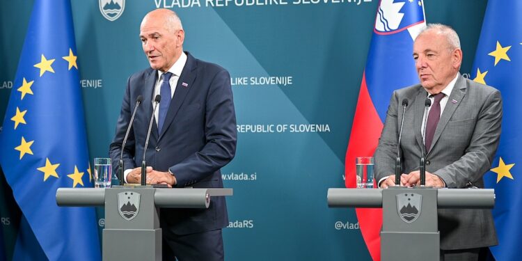 V tiskani izdaji demokracije preberite: proračuna za leti 2027 in 2028: več naložb, primanjkljaj pod tremi odstotki, novih davkov ne bo 2026 - pravosodje - iustitia. Bg V tiskani izdaji demokracije preberite: proračuna za leti 2027 in 2028: več naložb, primanjkljaj pod tremi odstotki, novih davkov ne bo 2026