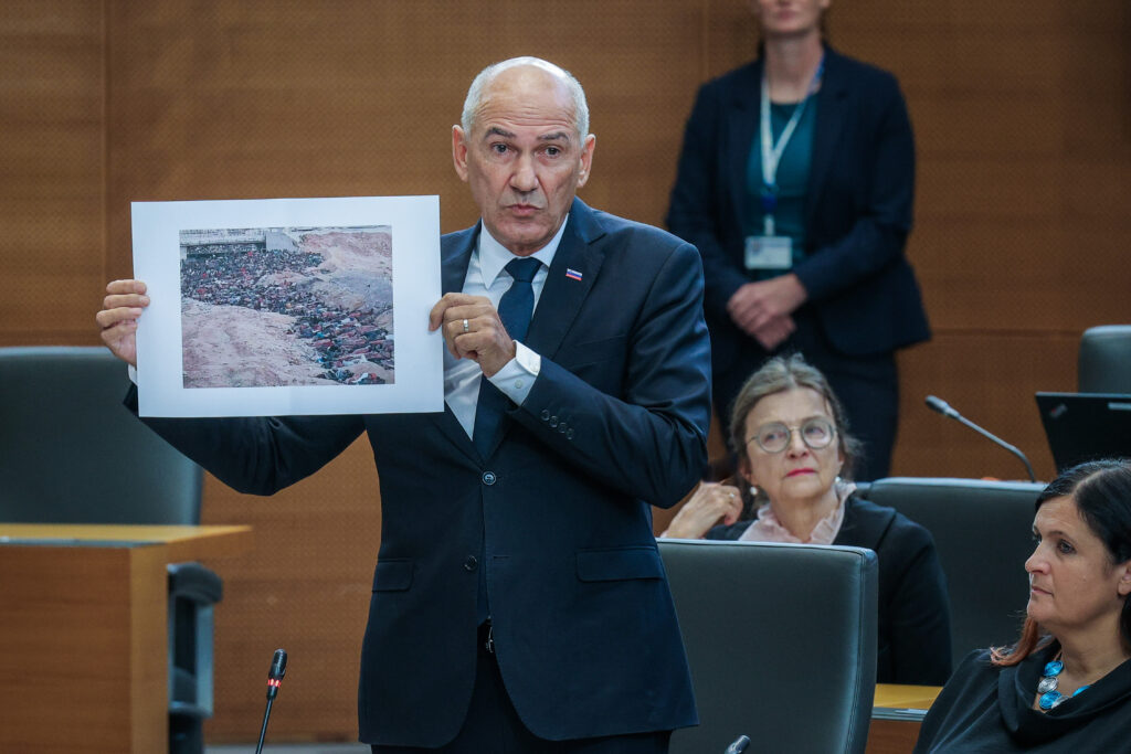 (tribuna) politični delirij genocida: ko so dejstva nepomembna, morala pa zgolj okras 2026 - pravosodje - iustitia. Bg Dejstva nepomembna morala (tribuna) politični delirij genocida: ko so dejstva nepomembna, morala pa zgolj okras 2026 tribuna politi delirij genocida dejstva nepomembna mora dejstva nepomembna morala piše: sebastjan erlah
obtožbe o genocidu v gazi, ki z radikalno monotonijo preplavljajo aktualni javni prostor, niso... Iustitia. Bg (tribuna) politični delirij genocida: ko so dejstva nepomembna, morala pa zgolj okras 2026 2026-10-06 10:09:17 pravosodje - iustitia. Bg dejstva nepomembna morala