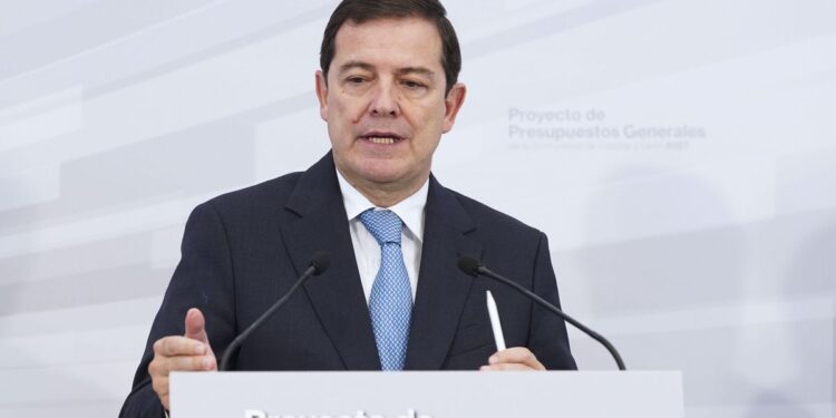 Mañueco aplicará la 'prioridad nacional' a las ayudas públicas pese a las advertencias de la comisión europea 2026