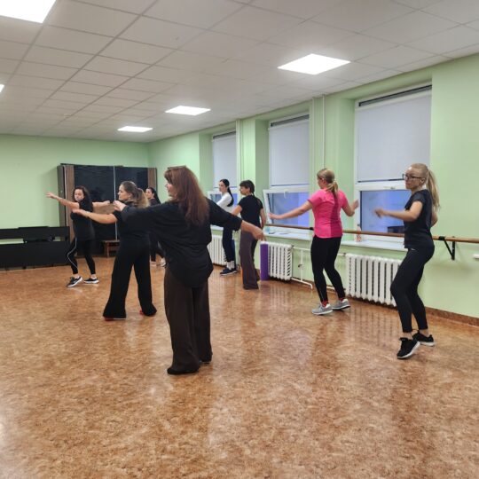 Į šokį vaikus pastūmėję tėveliai ir patys tapo šokėjais: rokiškio choreografijos skyrius saviraiškos per šokį moko suaugusiuosius 2026 - teisingumas - iustitia. Bg Šokį vaikus pastūmėję į šokį vaikus pastūmėję tėveliai ir patys tapo šokėjais: rokiškio choreografijos skyrius saviraiškos per šokį moko suaugusiuosius 2026 vaikus past veliai patys tapo jais roki kio choreografi 1 šokį vaikus pastūmėję iustitia. Bg gimtasis rokiškis
pri(si)kalbėjo
užsiėmimus vedanti šokio pedagogė, choreografė snieguolė skardžiuvienė šypsosi, kad to „didelio“ pavadinimo esmė – labai paprasta: tai – du... Į šokį vaikus pastūmėję tėveliai ir patys tapo šokėjais: rokiškio choreografijos skyrius saviraiškos per šokį moko suaugusiuosius 2026 2026-10-21 09:42:41 teisingumas - iustitia. Bg šokį vaikus pastūmėję