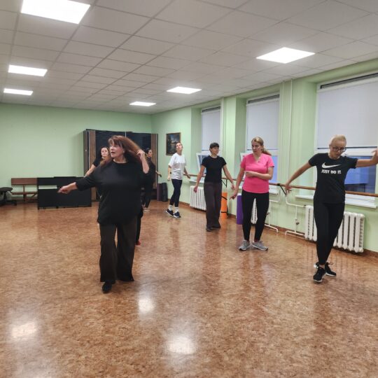 Į šokį vaikus pastūmėję tėveliai ir patys tapo šokėjais: rokiškio choreografijos skyrius saviraiškos per šokį moko suaugusiuosius 2026 - teisingumas - iustitia. Bg Šokį vaikus pastūmėję į šokį vaikus pastūmėję tėveliai ir patys tapo šokėjais: rokiškio choreografijos skyrius saviraiškos per šokį moko suaugusiuosius 2026 vaikus past veliai patys tapo jais roki kio choreografi 2 šokį vaikus pastūmėję iustitia. Bg gimtasis rokiškis
pri(si)kalbėjo
užsiėmimus vedanti šokio pedagogė, choreografė snieguolė skardžiuvienė šypsosi, kad to „didelio“ pavadinimo esmė – labai paprasta: tai – du... Į šokį vaikus pastūmėję tėveliai ir patys tapo šokėjais: rokiškio choreografijos skyrius saviraiškos per šokį moko suaugusiuosius 2026 2026-10-21 09:42:41 teisingumas - iustitia. Bg šokį vaikus pastūmėję