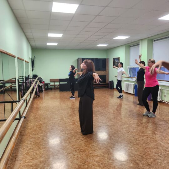 Į šokį vaikus pastūmėję tėveliai ir patys tapo šokėjais: rokiškio choreografijos skyrius saviraiškos per šokį moko suaugusiuosius 2026 - teisingumas - iustitia. Bg Šokį vaikus pastūmėję į šokį vaikus pastūmėję tėveliai ir patys tapo šokėjais: rokiškio choreografijos skyrius saviraiškos per šokį moko suaugusiuosius 2026 vaikus past veliai patys tapo jais roki kio choreografi 3 šokį vaikus pastūmėję iustitia. Bg gimtasis rokiškis
pri(si)kalbėjo
užsiėmimus vedanti šokio pedagogė, choreografė snieguolė skardžiuvienė šypsosi, kad to „didelio“ pavadinimo esmė – labai paprasta: tai – du... Į šokį vaikus pastūmėję tėveliai ir patys tapo šokėjais: rokiškio choreografijos skyrius saviraiškos per šokį moko suaugusiuosius 2026 2026-10-21 09:42:41 teisingumas - iustitia. Bg šokį vaikus pastūmėję