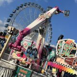 Fahrgeschäfte und riesenrad stehen auf der sprödentalkirmes 2026 in krefeld.