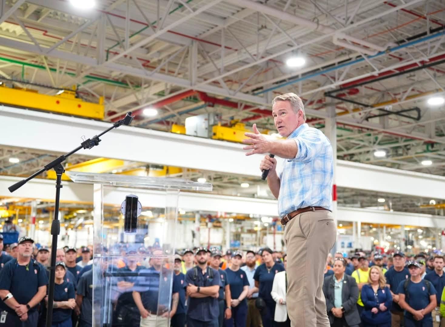 ¿a qué viene la extraña obsesión de trump con los cuerpos de los hombres? 2026 - justicia - iustitia. Bg El senador republicano jon husted, en un acto de campaña en una fábrica