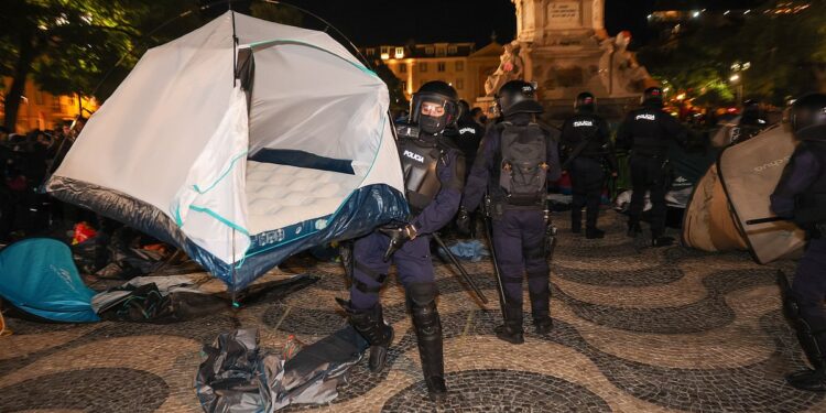 Violência "desproporcional", denuncia Acampada de Lisboa. Veja imagens dos confrontos 2026