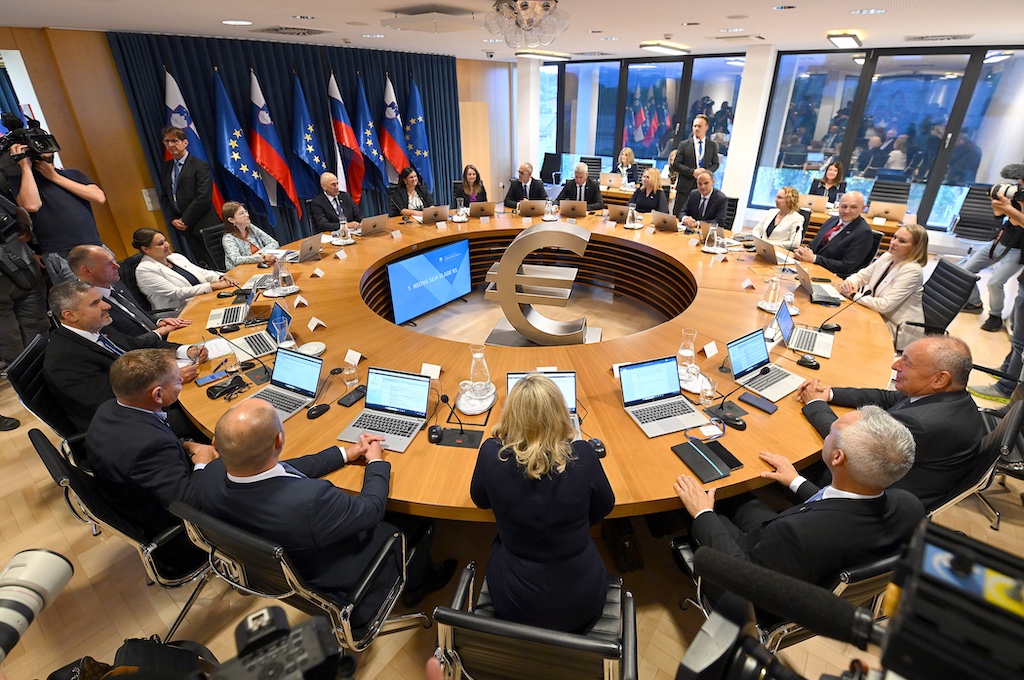 Vlada podpira uveljavitev razvojnega zakona 2026 - pravosodje - iustitia. Bg Vlada podpira uveljavitev vlada podpira uveljavitev razvojnega zakona 2026 vlada podpira uveljavitev razvojnega zakona 2026 vlada podpira uveljavitev piše: c. R. vlada republike slovenije je na današnji dopisni seji sprejela mnenje o odloku o razpisu zakonodajnega... Iustitia. Bg vlada podpira uveljavitev razvojnega zakona 2026 2026-10-15 09:47:09 pravosodje - iustitia. Bg vlada podpira uveljavitev