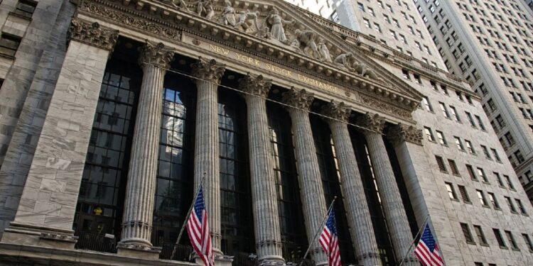 Wall street encerra em queda com nasdaq a liderar as perdas 2026