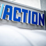 Warnung vor diesen proteinriegeln: verletzungsgefahr bei beliebtem esn-snack 2026 - iustitia. Bg - gerechtigkeit Action logo auf außenfassade eine filiale
