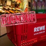 Warnung vor diesen proteinriegeln: verletzungsgefahr bei beliebtem esn-snack 2026 - iustitia. Bg - gerechtigkeit Ein rewe korb mit einem stempel „rückruf“ in der mitte.