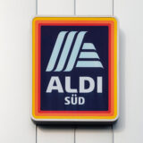 Warnung vor diesen proteinriegeln: verletzungsgefahr bei beliebtem esn-snack 2026 - iustitia. Bg - gerechtigkeit Aldi süd-logo auf der wand einer aldi-filiale.