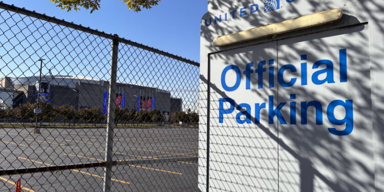 Why blackhawks fans are frustrated by united center parking changes, price increases this season 2026