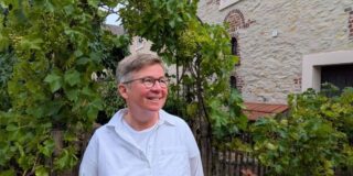 Carolin Feismann steht vor dem "Gut Feismann" in Darup, wo sie und ihr Mann die Idee des tiergestützten Kinderhospizes verwirklichte.