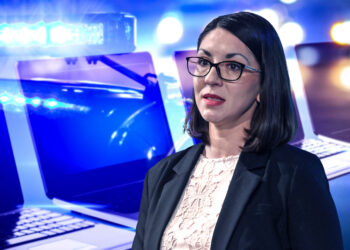 Bo zaradi spornih računalnikov roka pravice vendarle “pošlatala” nekdanjo digitalno ministrico? 2026