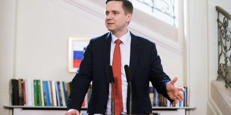 Zorčič priznal, da so glasove s predčasnih ter omnia volišč vnesli šele po koncu rednega preštevanja 2026